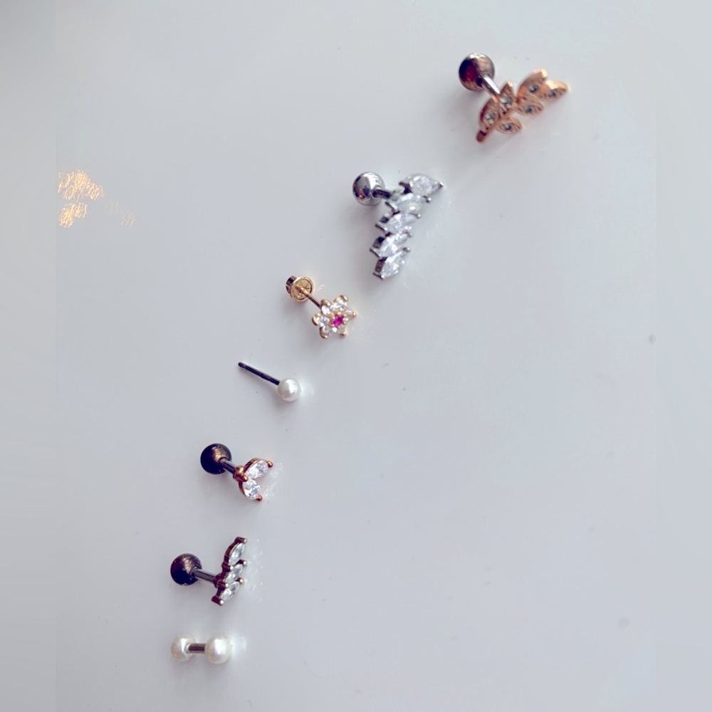 Bundle of 7 single cartilage earrings.